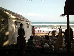 Dramatis! Aksi Penyelamatan Wisatawan Terseret Ombak