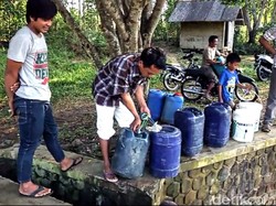 Dampak Kekeringan, Sebagian Warga di Sukabumi Konsumsi Air Kotor