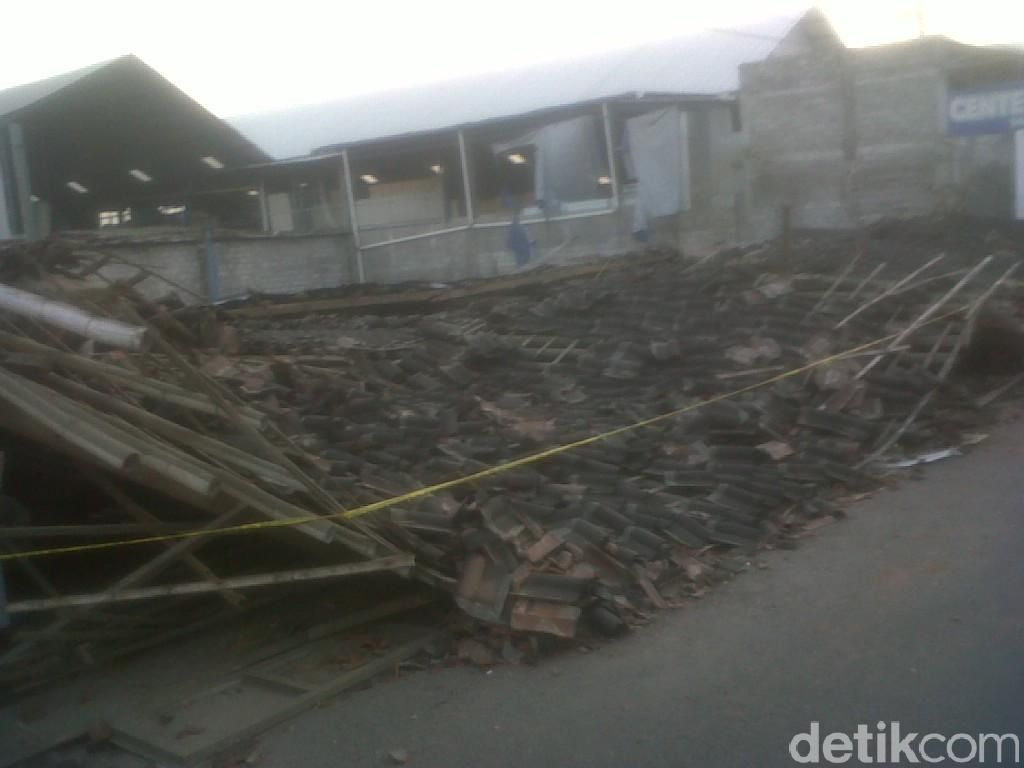 Gedung Sekolah Ambruk, 7 Anak-anak Tewas dan Puluhan Terluka Gedung Sekolah Ambruk, 7 Anak-anak Tewas dan Puluhan Terluka