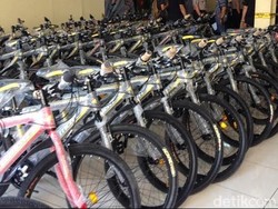 Cegah Kejahatan Jalanan, Polres Jakbar Bekali Babinkamtibnas dengan Sepeda