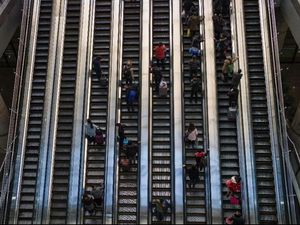 Putranya Tewas dalam Insiden Eskalator, Wanita AS Didakwa Penganiayaan Anak