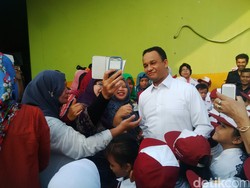 Kunjungi SD Lebak Bulus, Anies Baswedan Diajak Selfie Ibu-ibu