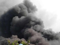 Penampakan Pabrik Sepatu Terbakar Hebat di Tangerang