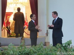 Jokowi dan PM Inggris Berbincang 4 Mata di Pelataran Istana