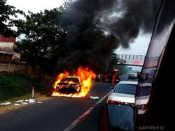 Sedan Terbakar di Tol Bekasi Timur arah Jakarta, Lalu Lintas Macet