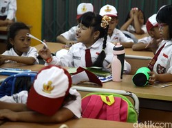 Hari Pertama Sekolah, Hindari Memaksa Anak untuk Langsung Berkenalan