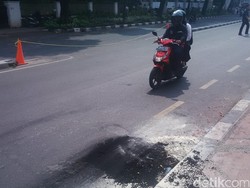 Bakar Ban Warnai Demo Peringatan 27 Juli