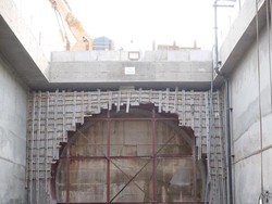 Penampakan Pemasangan Rel untuk Bor Raksasa MRT di Patung Pemuda Senayan