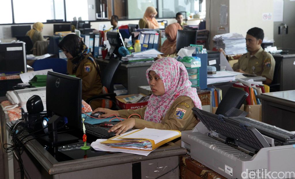 Sejumlah PNS DKI Jakarta memulai hari pertama kembali bekerja pasca cuti bersama hari raya Idul Fitri, Kantor Pemprov DKI, Rabu (22/7/2015). Ada sekitar 1.000 PNS DKI Jakarta terdata belum melakukan absen kedatangan pagi ini. Ada sekitar 1000 PNS DKI Jakarta terdata belum melakukan absen kedatangan pagi ini. Hasan Al Habshy/detikcom.