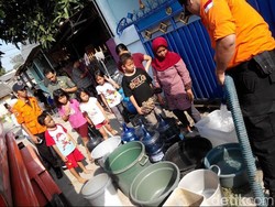 Sumur di Ciantra Mengering, Warga Antre Air Bersih Bantuan BPBD Bekasi