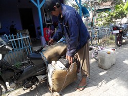 Musim Kemarau Tiba, Pedagang Air di Kabupaten Bekasi Panen