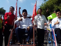 Daftar Pilkada, Anas-Yusuf Naik Becak Diiringi Simpatisan ke KPU Banyuwangi