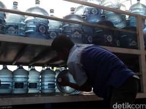 Tenang! Produk Aqua Terdampak Banjir Bakal Dimusnahkan Tenang! Produk Aqua Terdampak Banjir Bakal Dimusnahkan