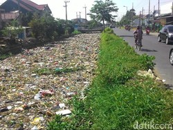 Sungai di Sidoarjo ini Bak Tempat Sampah