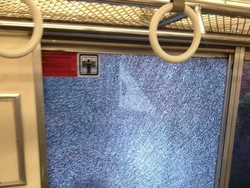 Kaca KRL Ditimpuk Batu di Cibinong, Penumpang Disuruh Ganti Kereta