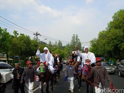 Berjubah Naik Kuda, Penantang FX Rudy di Pilkada Solo Daftar ke KPU