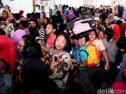 Pengunjung Jakbook Edu Fair Berdesakan, Anak-anak Kelelahan