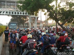 Pemotor Lawan Arus Berkuasa di Dekat Stasiun Pasar Minggu, Macet Menghadang