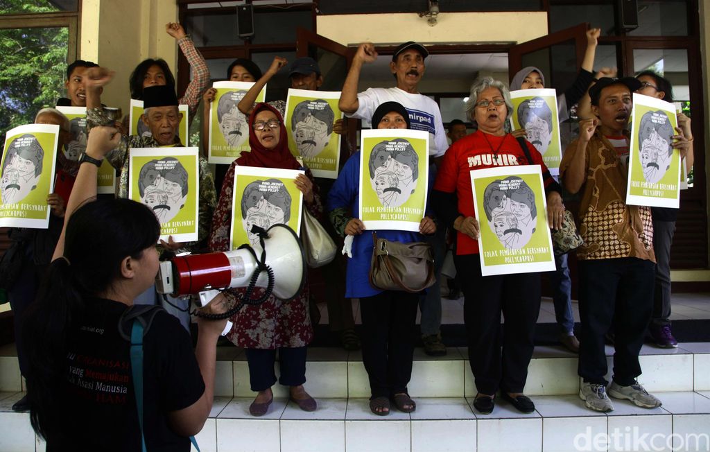 Pengadilan Tata Usaha Negara (PTUN) Jakarta menggelar sidang gugatan LSM Imparsial atas pembebasan bersyarat terpidana kasus pembunuhan aktivis HAM Munir Said Thalib, Pollycarpus Budihari Prijanto. Sidang tersebut dihadiri oleh puluhan pendukung Munir. Massa membawa poster menolak pembebasan bersyarat Pollycarpus. Hasan Al Habshy/detikcom.
