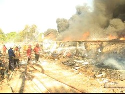 Kebakaran Dahsyat Gudang Karpet di Jatibening Bisa Dipadamkan