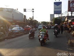 Selalu Macet Parah, Trotoar Pun Hilang di Kramatjati