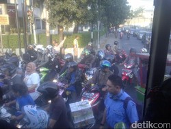 Banyak Pemotor Bandel Antre Mau Masuk Busway, Mampang Prapatan Macet