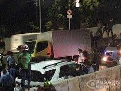 Fortuner Tabrak Truk di JLNT Kasablanka, Lalin Arah Kp Melayu Tak Bergerak