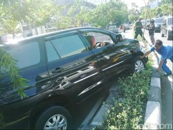 Pengemudi Ngantuk, Innova Nyangkut di Pembatas Jalan