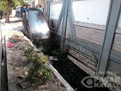 Mau Injak Rem Malah Ngegas, Mobil Ini Tercebur ke Selokan