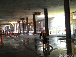 Melihat dari Dekat Pembangunan Stasiun Bawah Tanah MRT di Senayan