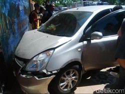 Banting Setir, Grand Livina Ringsek Tabrak Tembok SMPN 5