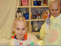 Sama-sama Dirawat Karena Kanker Darah, Dua Anak Ini Jadi Sahabat