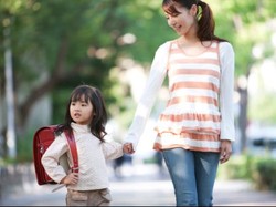 5 Tips Mencegah Nyeri Punggung Saat si Kecil Keberatan Tas Sekolah