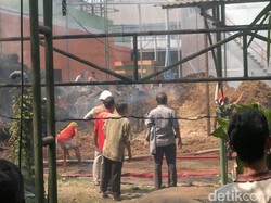 Ampas Tebu di Pabrik Gula di Sidoarjo Terbakar