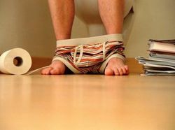 Awas, Terlalu Lama Main Ponsel di Toilet Tingkatkan Risiko Wasir