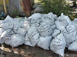 Satu Hari, 500 Karung Sampah Diangkut dari Sungai di Bandung