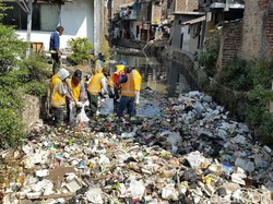 Ih... Jorok!  Sungai di Bandung Jadi Lautan Sampah