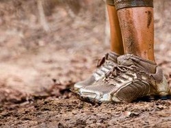 Bertelanjang Dada, Aktivis Lumuri Tubuh dengan Lumpur di Roma