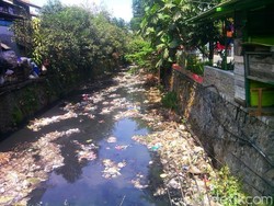Kali Cicadas di Kota Bandung Juga Penuh Sampah dan Airnya Hitam Bau