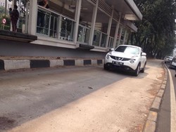 Duh! Mobil-mobil Ini Bebas Lalui Jalur TransJ di Jl Sudirman, Boleh?