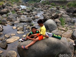 Kekeringan, Bendung Katulampa Jadi Wahana Bermain Anak-anak