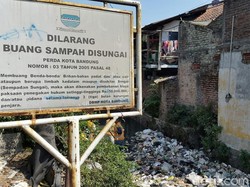 Warga Bandung yang Tepergok Buang Sampah ke Sungai Siap-siap Disanksi