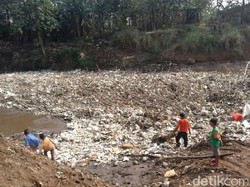 Hujan Semalam, Ini Sampah Kiriman dari Bogor ke Jakarta Via Ciliwung