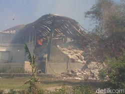 Polisi: Pabrik Kiky Masih Membara, Belum Bisa Olah TKP