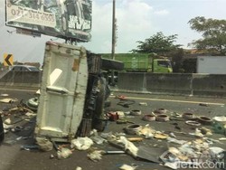 Muatan Truk Berserakan di KM 122, Lalin Cikampek Arah Bandung Macet Panjang
