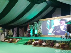 Sarung Jokowi di Muktamar NU yang Dibelikan Iriana dan Dipuji Mega
