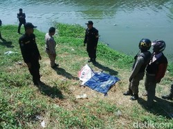 Sesosok Orok Ditemukan Tewas Mengambang di Sungai Jagir