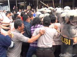 Polisi Gelar Simulasi Kericuhan Pilwali Surabaya