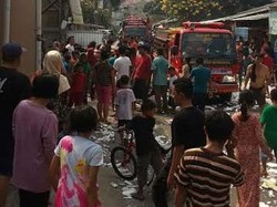 Gudang di Permukiman Padat Penduduk di Meruya Terbakar