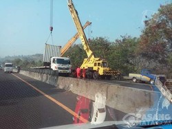 Truk Kontainer Kecelakaan di Tol Purbaleunyi, Arah Jakarta Macet 2 Km